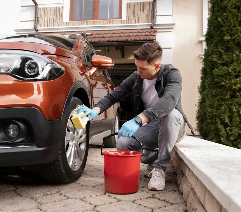 Lavage auto à domicile Beaumont-sur-Lèze : professionnel intervenant sur un véhicule